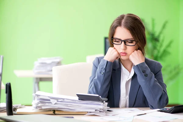 Directrice financière travaillant au bureau — Photo