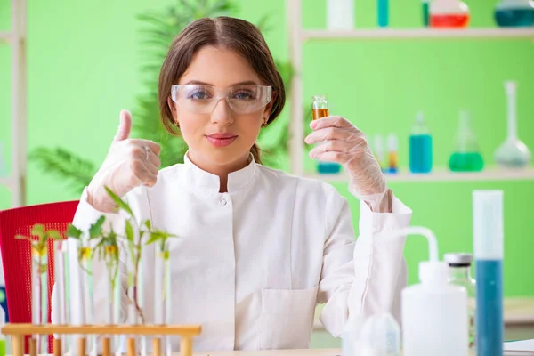 Bela mulher biotecnologia cientista químico trabalhando em laboratório — Fotografia de Stock