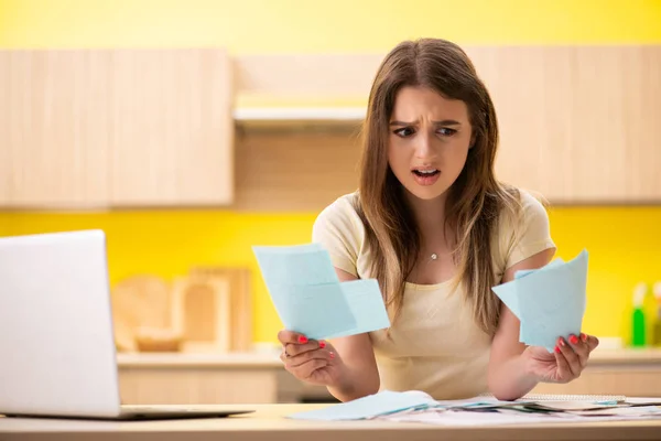 Jonge vrouw vrouw in budget planning concept — Stockfoto