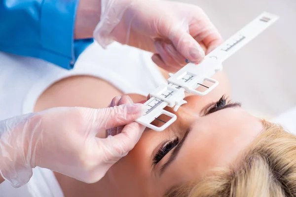 Kvinnlig ögonläkare kontrollerar upp kvinnliga patienten i ögat doct — Stockfoto