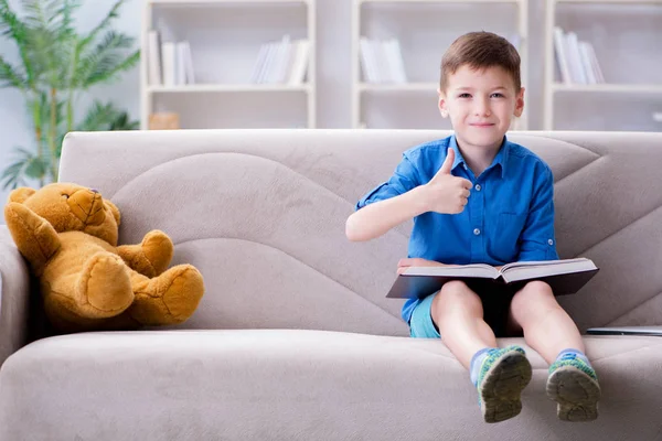 Niño pequeño leyendo libros en casa — Foto de Stock