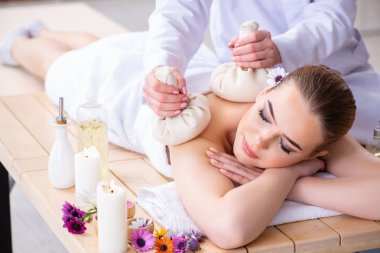 Kaplıcadaki masaj sırasında kadın