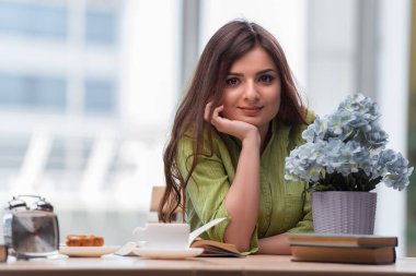 Genç kız sabah kahvaltı yapıyor.