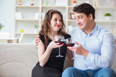 Genç çift romantik bir konseptte şarap içiyor.