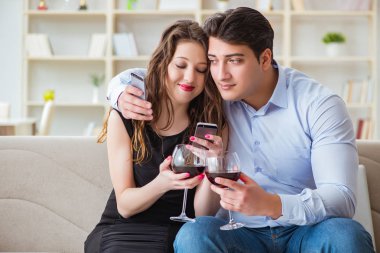 Genç çift romantik bir konseptte şarap içiyor.