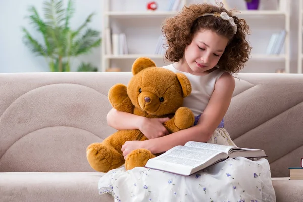 Pequena menina bonita ler livros em casa — Fotografia de Stock