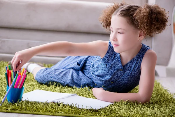 Niña dibujando sobre papel con lápices — Foto de Stock