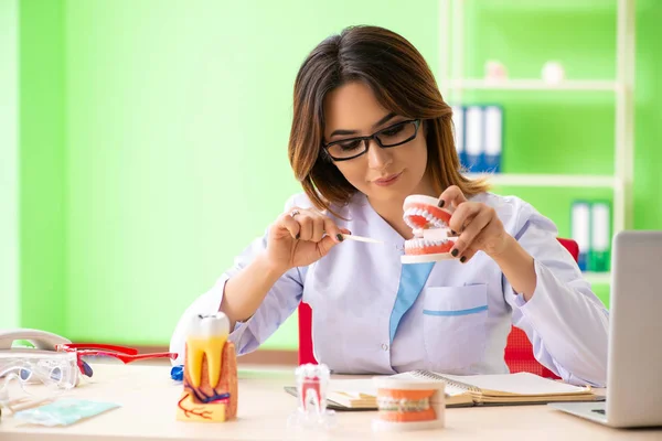 Donna dentista che lavora sull'impianto dei denti — Foto Stock