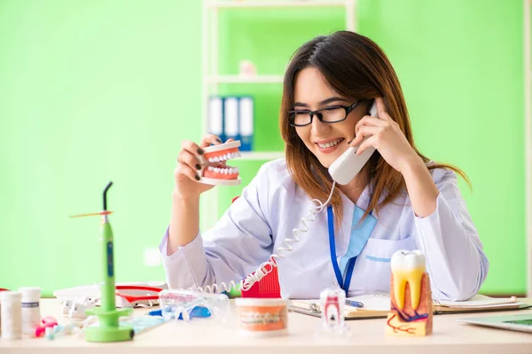 Donna dentista che lavora sull'impianto dei denti — Foto Stock