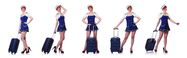 उन्हाळ्यात सुट्टीसाठी तयार सूटकेस असलेली स्त्री — स्टॉक फोटो, इमेज