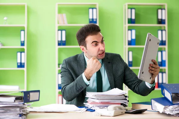 Affärsman arg över överdrivet arbete sittande på kontoret — Stockfoto