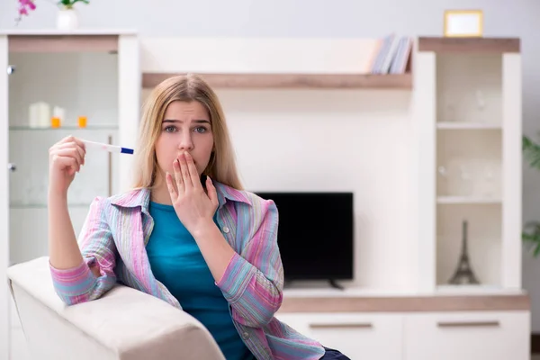 Junge Frau erfährt von ihrer Schwangerschaft — Stockfoto