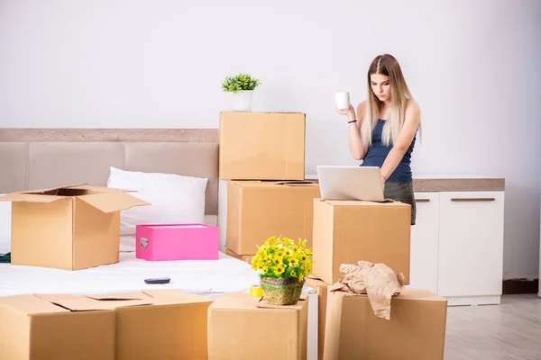 Mujer joven mudándose a un nuevo lugar — Foto de Stock