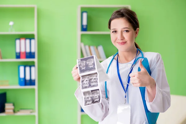 Vrouwelijke arts gynaecoloog schrijft medisch dossier in de kliniek — Stockfoto