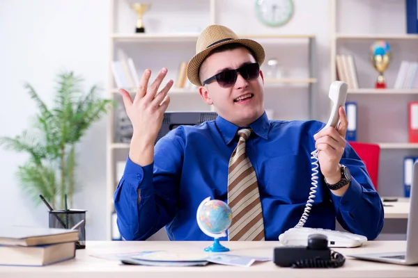 Young employee preparing for vacation trip — Stock Photo, Image