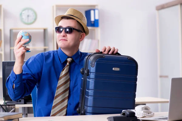 Young employee preparing for vacation trip — Stock Photo, Image