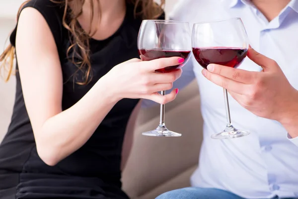 Jovem par bebendo vinho em conceito romântico — Fotografia de Stock