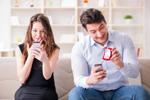 Joven hombre haciendo matrimonio propuesta a novia — Foto de Stock