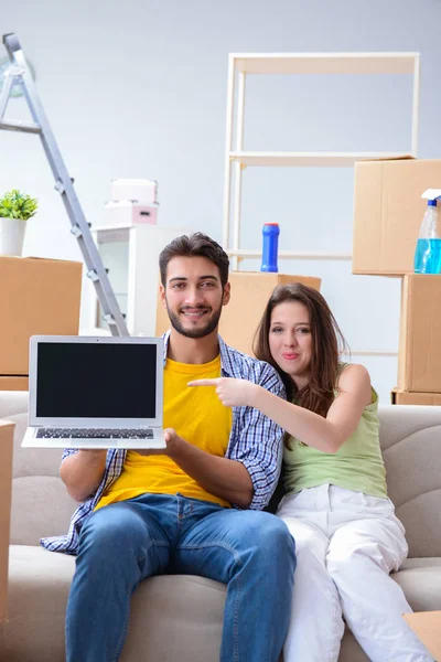 Junge Familie diskutiert Umzug zu Hause — Stockfoto