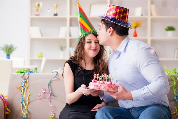 Młoda para świętuje urodziny tortem — Zdjęcie stockowe