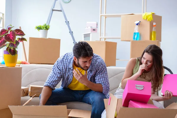 Aile taşındıktan sonra Noel için hazırlanıyor.