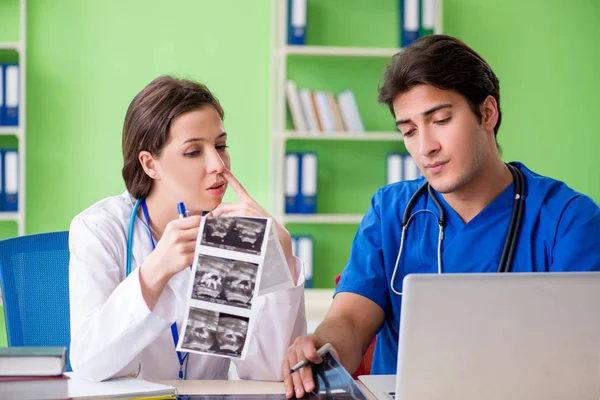 Ginecologi donna e uomo discutono di casi medici al clini — Foto Stock