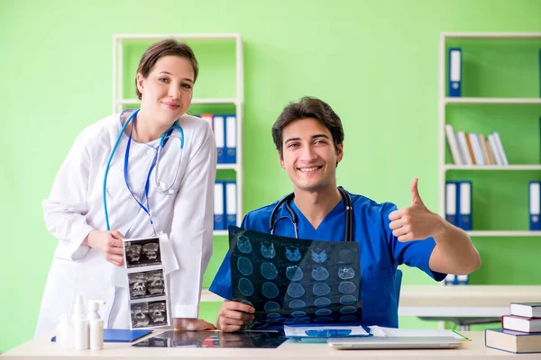 Nő és férfi nőgyógyászok megvitatása orvosi eset a Clini — Stock Fotó