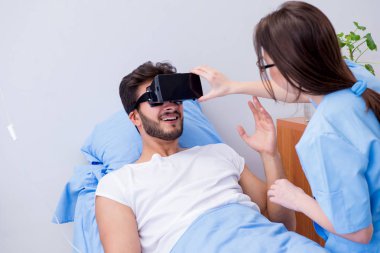 Teletıp konseptinde VR gözlüklü hasta adam.