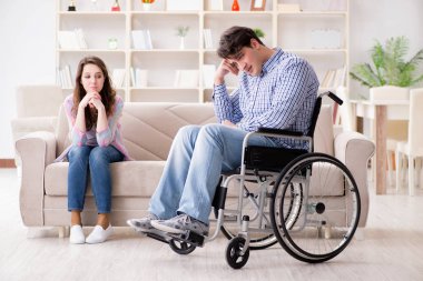 Tekerlekli sandalyedeki çaresiz kişi