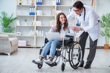 Tekerlekli sandalyedeki hasta düzenli kontrol için doktoru ziyaret ediyor.