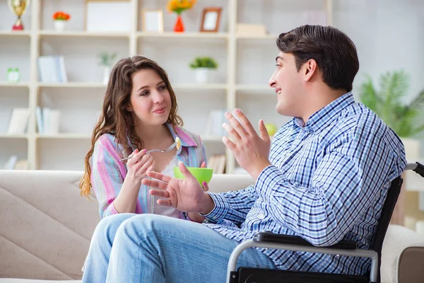 Jonge familie die voor elkaar zorgen — Stockfoto