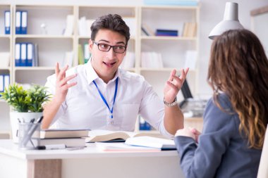 Satış yardımcısı müşteriyle işlemi tartışıyor