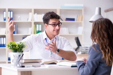 Satış yardımcısı müşteriyle işlemi tartışıyor