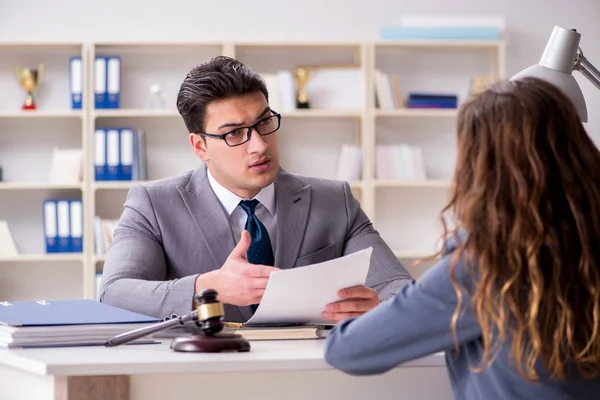 Advogado discutindo caso legal com o cliente — Fotografia de Stock