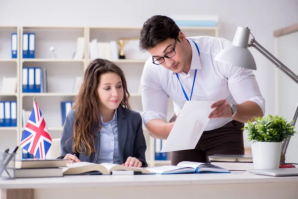 Leraar legt uit aan student op taaltraining — Stockfoto