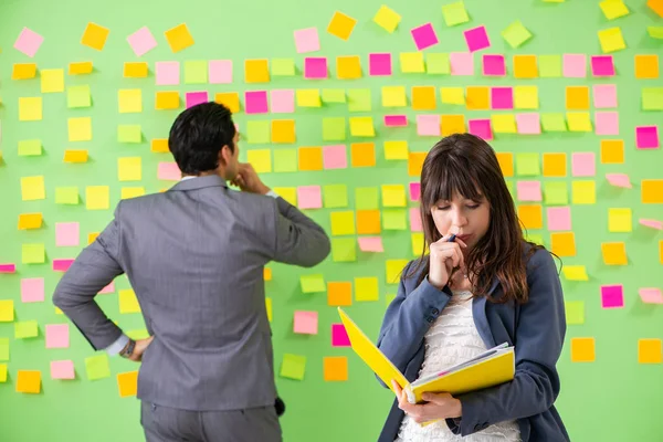 Colegas de negócios discutindo prioridades futuras — Fotografia de Stock