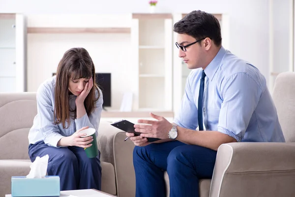 Jonge vrouw bezoekt mannelijke psycholoog voor niet wederkerige liefde — Stockfoto