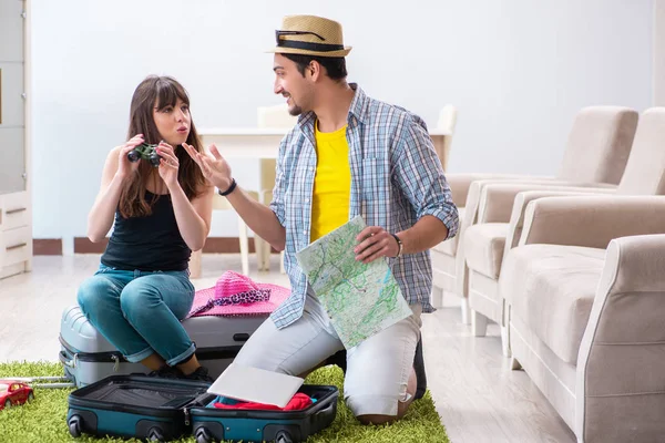 Fiatal család csomagolás nyaralás utazás — Stock Fotó