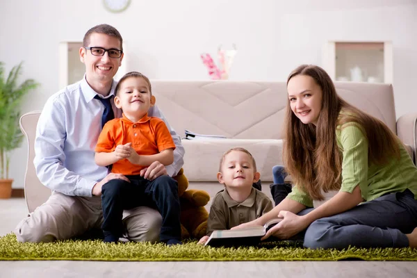 Giovane famiglia che gioca in camera a casa — Foto Stock