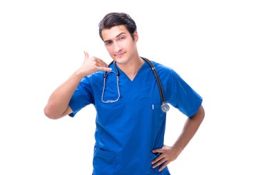Genç erkek doktor beyaz arka planda izole edilmiş.