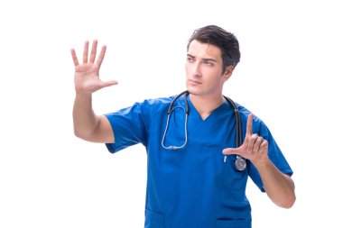 Genç erkek doktor beyaz düğmelere basıyor.