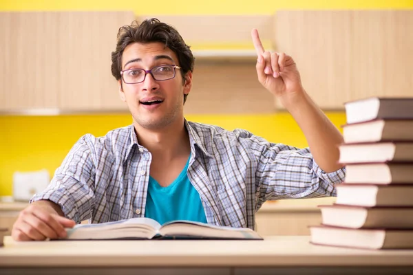 Estudiante preparándose para el examen sentado en la cocina — Foto de Stock