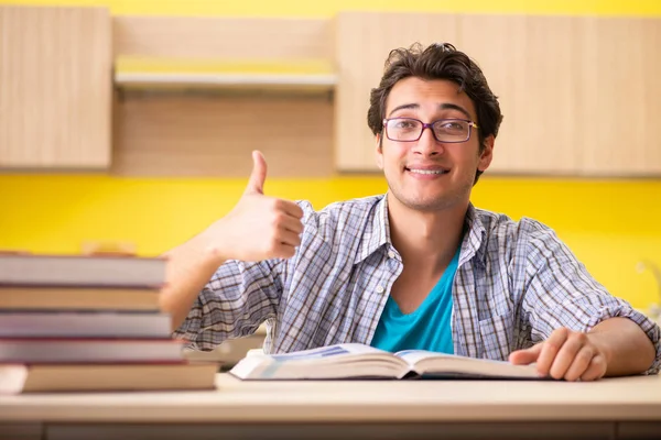 Studenten bereiden zich voor op examen zitten in de keuken — Stockfoto