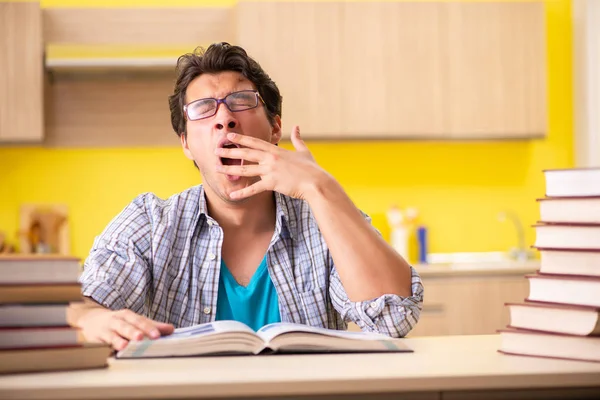 Student preparing for exam sitting at the kitchen — Stock Photo, Image