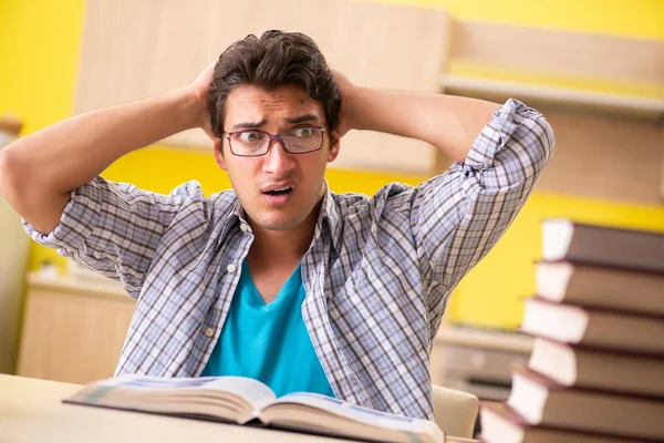 Estudiante preparándose para el examen sentado en la cocina — Foto de Stock