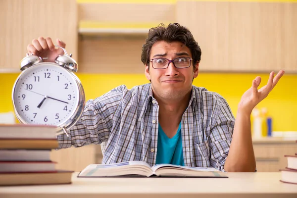 Sınava hazırlanan öğrenci mutfakta oturuyor. 