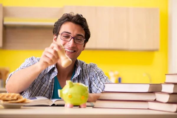 Student bereitet sich auf Prüfung in der Küche vor — Stockfoto