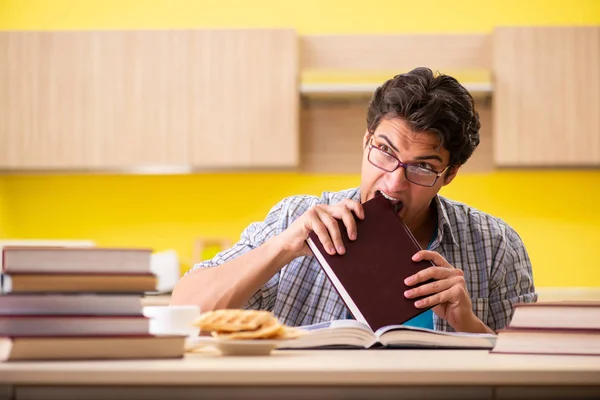 Estudiante preparándose para el examen sentado en la cocina — Foto de Stock