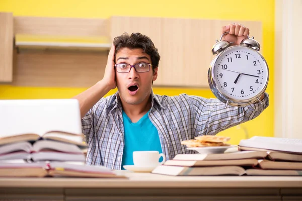 Sınava hazırlanan öğrenci mutfakta oturuyor. 