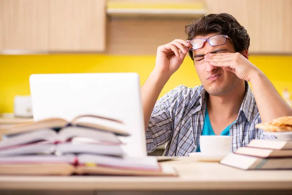 Student preparing for exam sitting at the kitchen — Stock Photo, Image